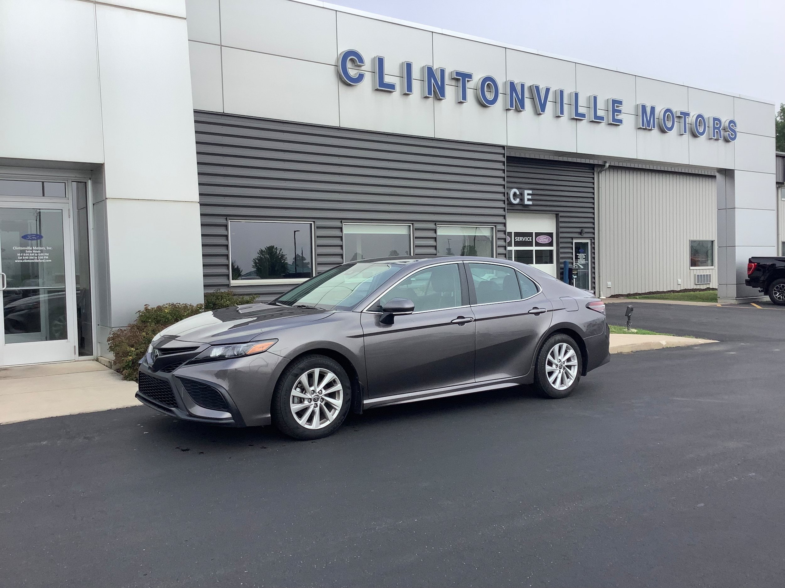 Used 2023 Toyota Camry SE FWD image 1