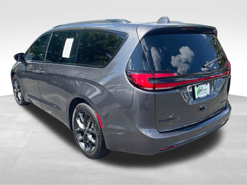 Used 2022 Chrysler Pacifica Limited w/ S Appearance Package FWD image 6
