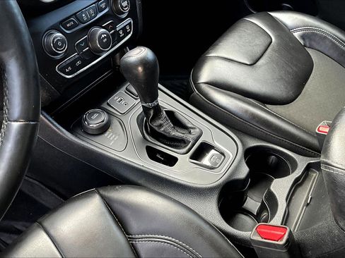 Used 2019 Jeep Cherokee Latitude Plus w/ Cold Weather Group image 10