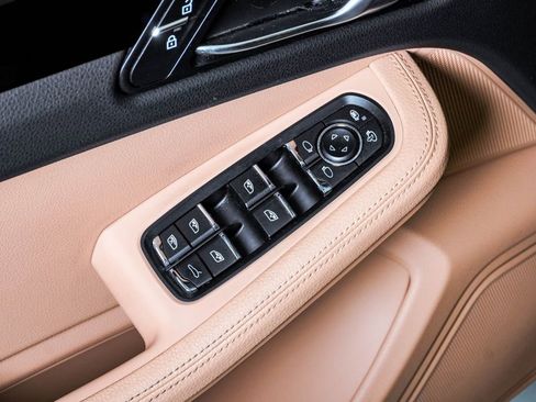 Certified 2021 Porsche Macan image 26