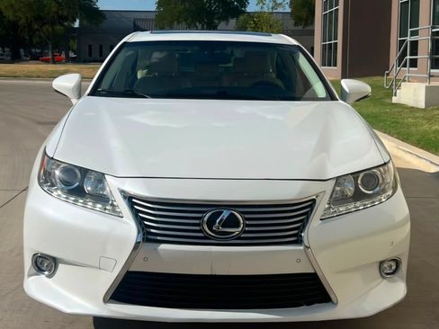 Used 2014 Lexus ES 350 w/ Luxury Package FWD image 2