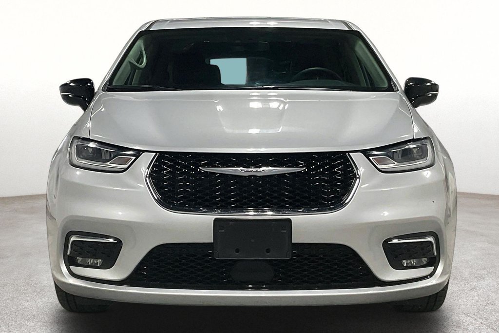 Used 2024 Chrysler Pacifica Touring-L FWD image 4