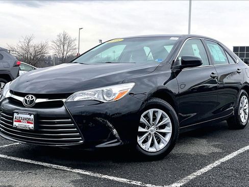 Used 2015 Toyota Camry LE image 1