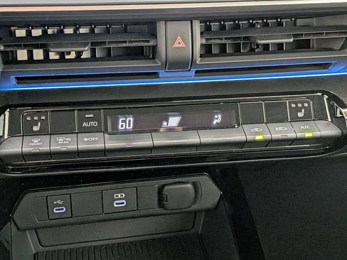Used 2025 Toyota Prius FWD image 19
