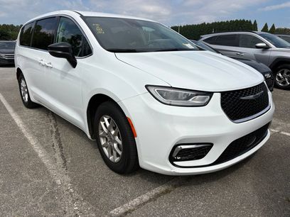 Used 2024 Chrysler Pacifica Touring-L