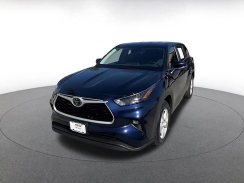 Used 2025 Toyota Highlander LE image 7
