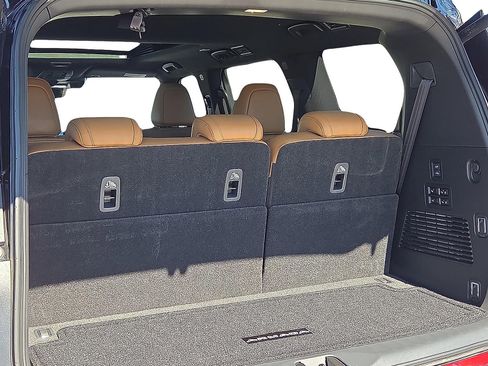 Used 2025 Nissan Armada Platinum Reserve image 9