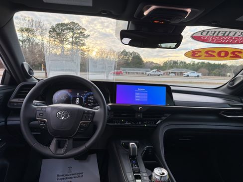 Used 2023 Toyota Crown Limited image 8