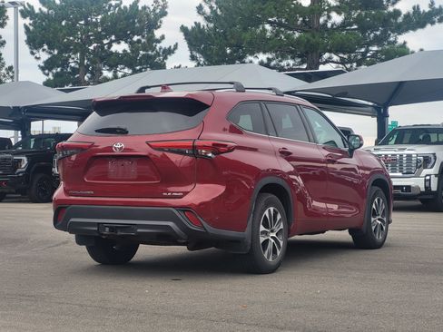 Used 2020 Toyota Highlander XLE AWD/4WD image 7