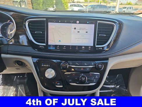 Used 2023 Chrysler Pacifica Limited FWD image 21
