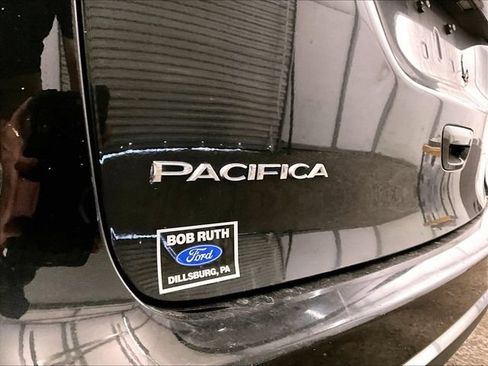 Used 2022 Chrysler Pacifica Touring-L FWD image 13