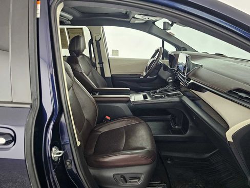 Used 2022 Toyota Sienna Platinum image 10