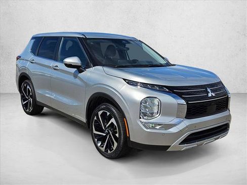 Used 2024 Mitsubishi Outlander SE FWD image 3