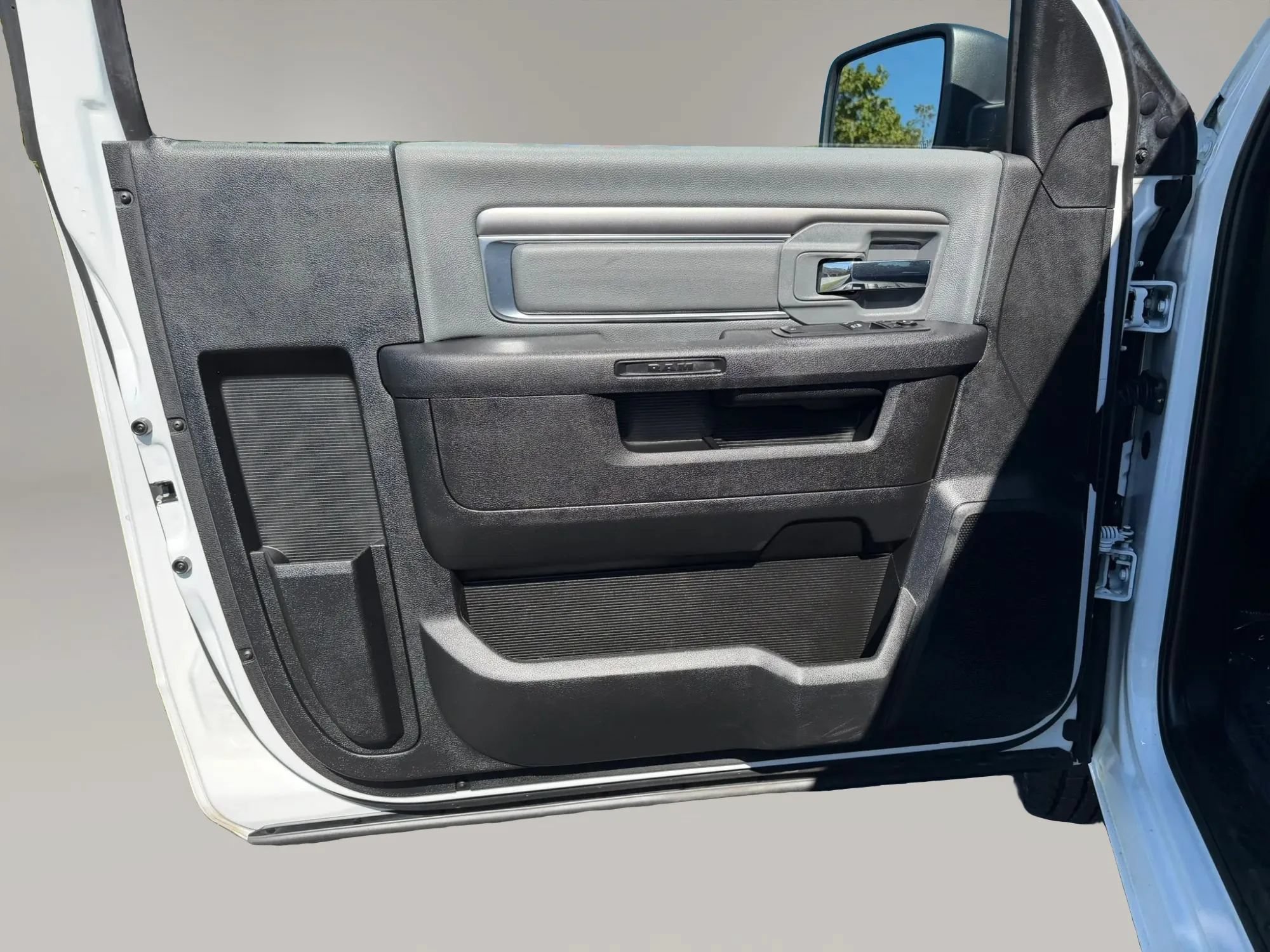Used 2022 RAM 1500 Classic SLT AWD/4WD image 10
