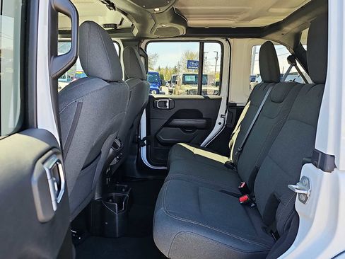Used 2025 Jeep Wrangler Unlimited Sahara AWD/4WD image 10