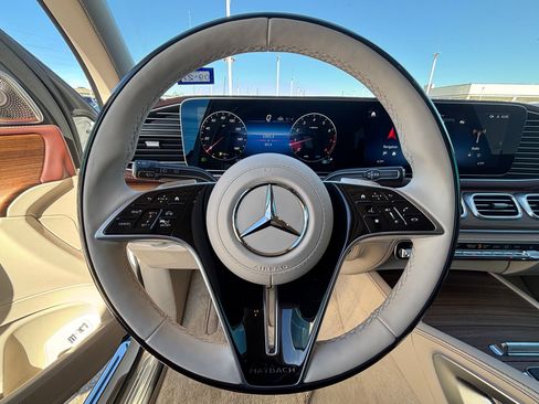 Used 2025 Mercedes-Benz Maybach GLS 600 4MATIC image 17