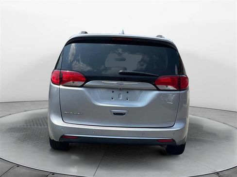 Used 2018 Chrysler Pacifica Touring-L image 4