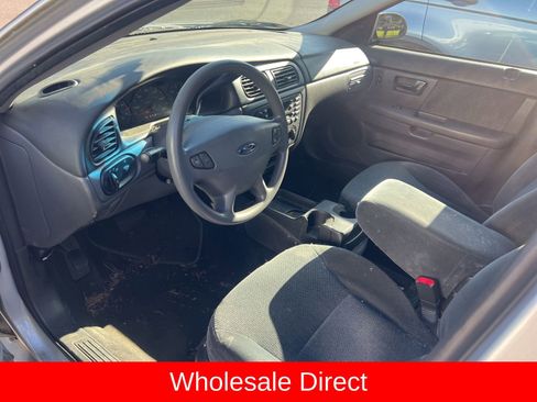 Used 2002 Ford Taurus SE image 2