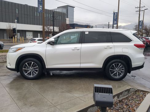 Used 2019 Toyota Highlander SE image 8