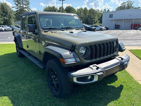 Used 2025 Jeep Gladiator Sport AWD/4WD image 3