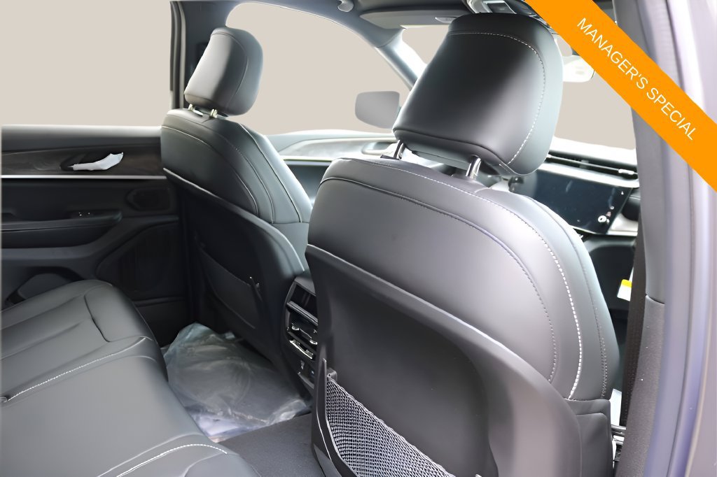 New 2026 Jeep Grand Cherokee Limited RWD image 17