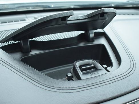 Used 2019 Jeep Cherokee Limited image 28