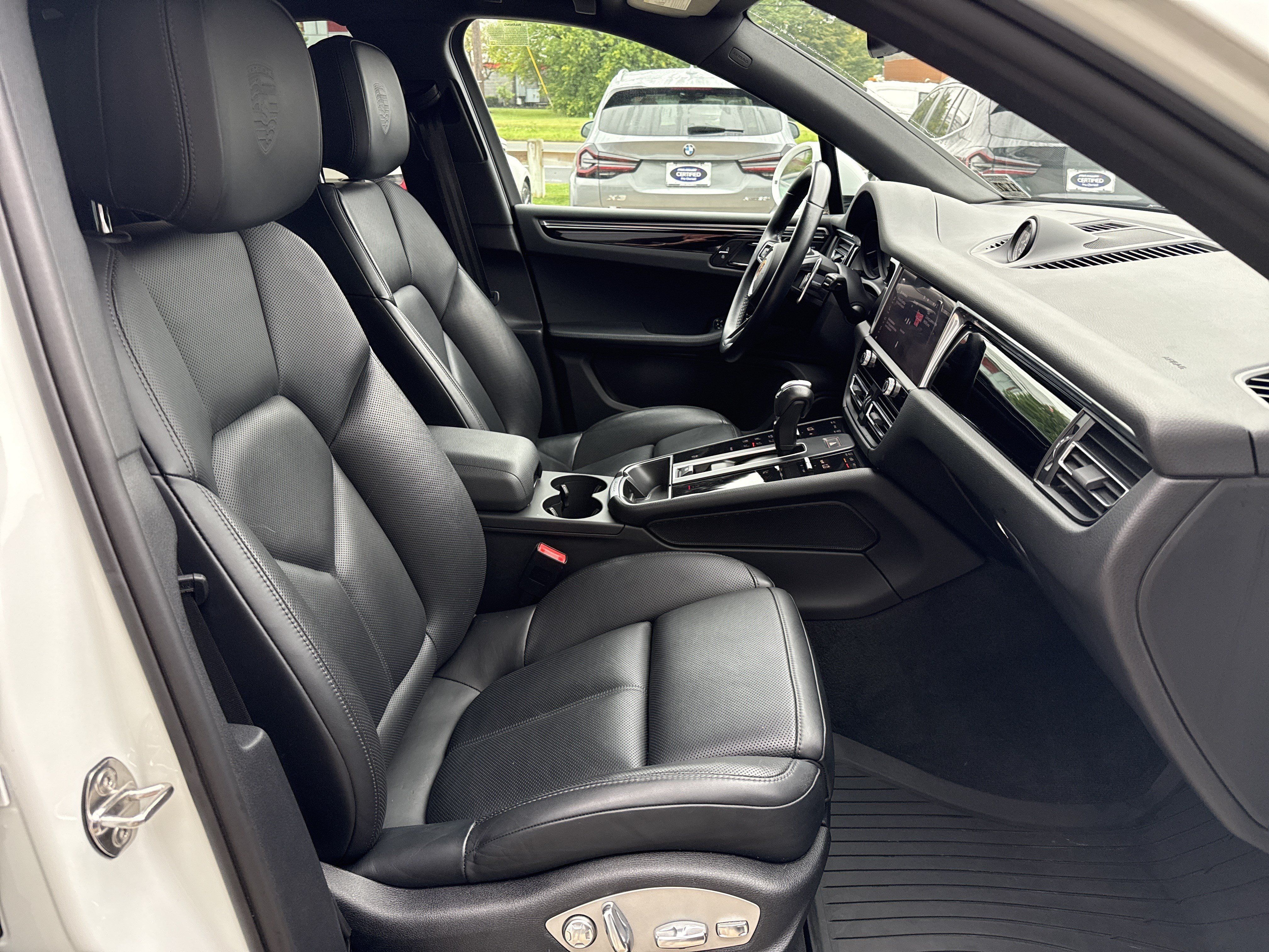 Used 2023 Porsche Macan AWD/4WD image 2