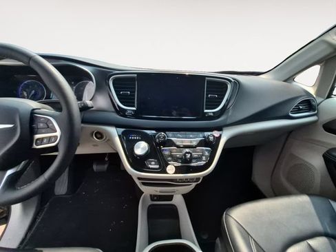Used 2024 Chrysler Pacifica Touring-L FWD image 11