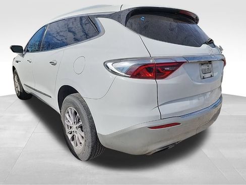 Used 2022 Buick Enclave Essence image 3