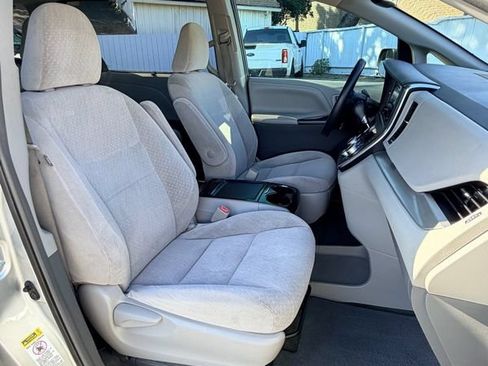 Used 2017 Toyota Sienna LE FWD image 11