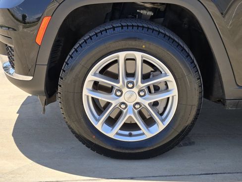 Used 2025 Jeep Grand Cherokee L Laredo RWD image 11