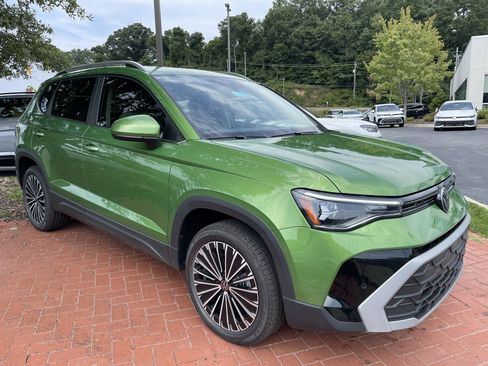 New 2025 Volkswagen Taos SE image 3