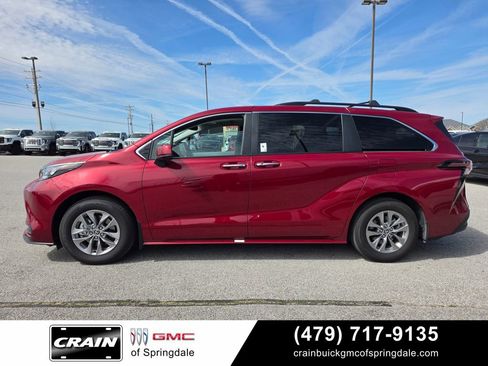 Used 2025 Toyota Sienna XLE w/ XLE Plus Package FWD image 4