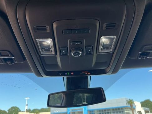 Used 2022 Chevrolet Suburban Z71 w/ Z71 Off-Road Package AWD/4WD image 35