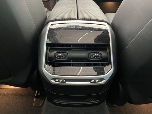 Used 2024 BMW 750e xDrive AWD/4WD image 30