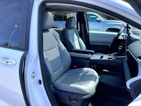 Used 2025 Toyota Sienna XLE w/ XLE Plus Package image 11