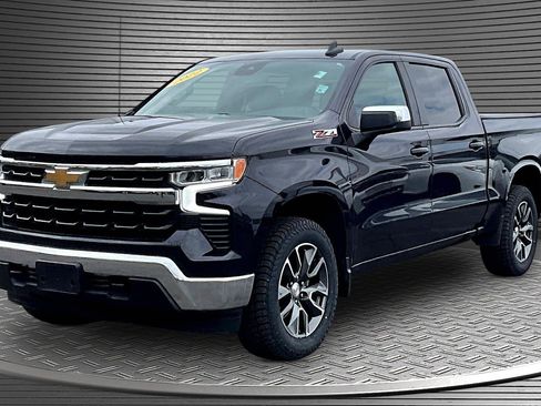 Used 2022 Chevrolet Silverado 1500 LT w/ Z71 Off-Road Package image 3
