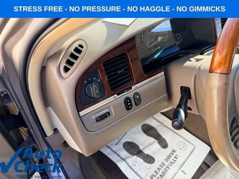 Used 2003 Lincoln Town Car Signature image 17