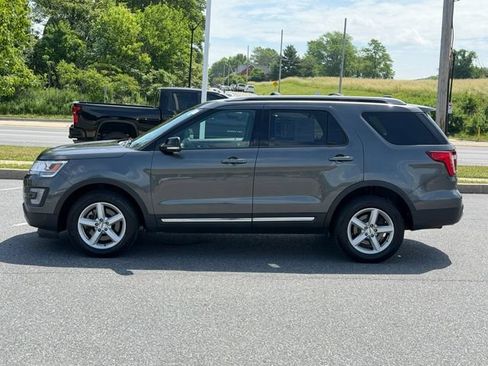 Used 2017 Ford Explorer XLT w/ Equipment Group 202A AWD/4WD image 10