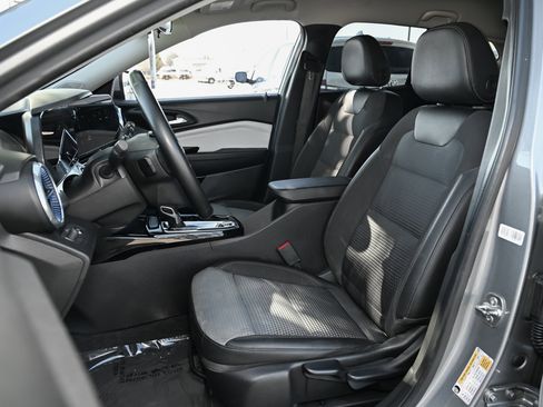 Used 2025 Chevrolet Trax LT w/ LT Convenience Package image 19