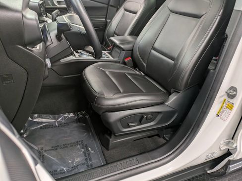 Used 2022 Ford Explorer XLT w/ Equipment Group 202A image 9
