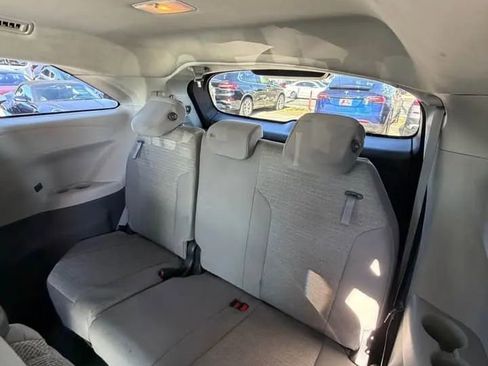 Used 2023 Toyota Sienna LE image 7
