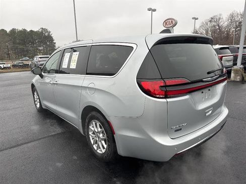 Used 2024 Chrysler Pacifica Touring-L image 5