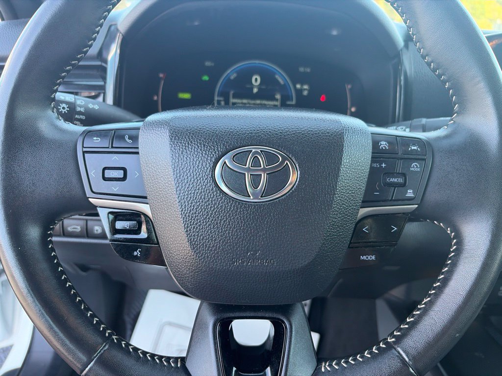 Used 2025 Toyota Camry SE FWD image 19