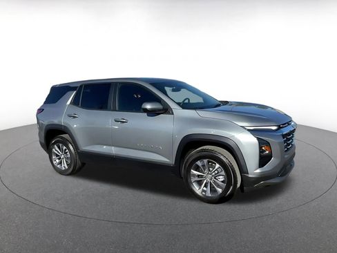 Used 2025 Chevrolet Equinox LT image 2