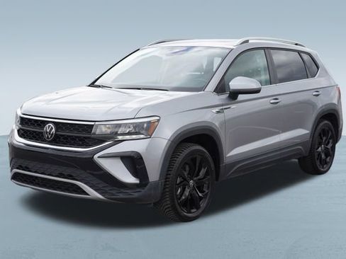 Used 2023 Volkswagen Taos SE w/ Panoramic Sunroof Package image 3