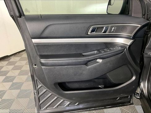Used 2016 Ford Explorer XLT w/ Equipment Group 202A FWD image 18