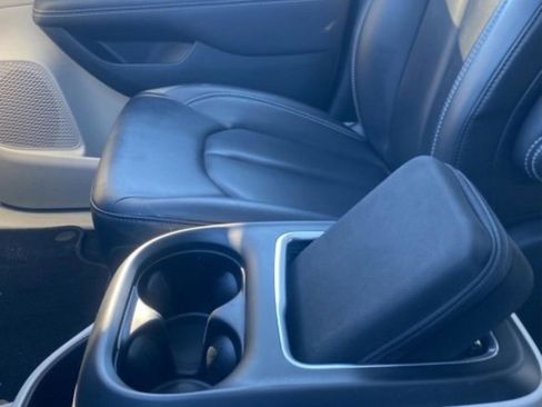 Used 2023 Chrysler Pacifica Touring-L image 29