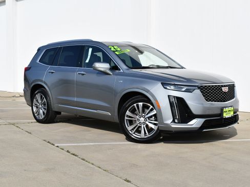 Used 2025 Cadillac XT6 Premium Luxury image 2