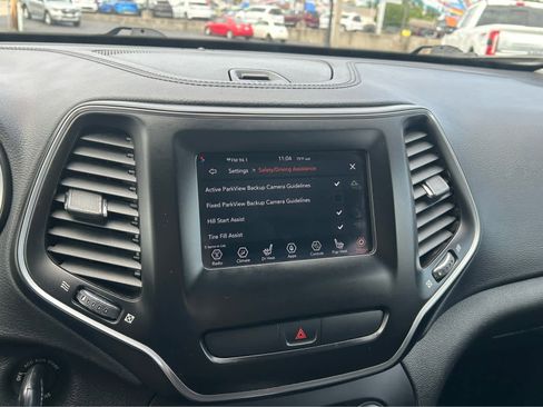 Used 2020 Jeep Cherokee Latitude w/ Cold Weather Group AWD/4WD image 32